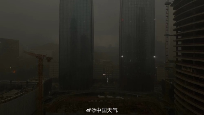 广东清远遇强对流天气瞬间天黑 超长飑线横扫全省(图1)